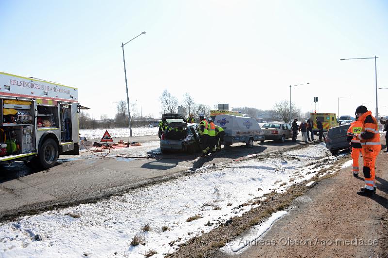 DSC_4773.JPG - Vid 12.15 tiden larmades räddningstjänst, ambulans och polis till hjortshögsvägen där två personbilar kolliderat, räddningstjänsten fick klippa upp taket på ena bilen för att ta ut föraren säkert, oklart vilka skador dem inblandade fått. Begränsad framkomlighet på platsen under räddning och bärgnings arbetet.