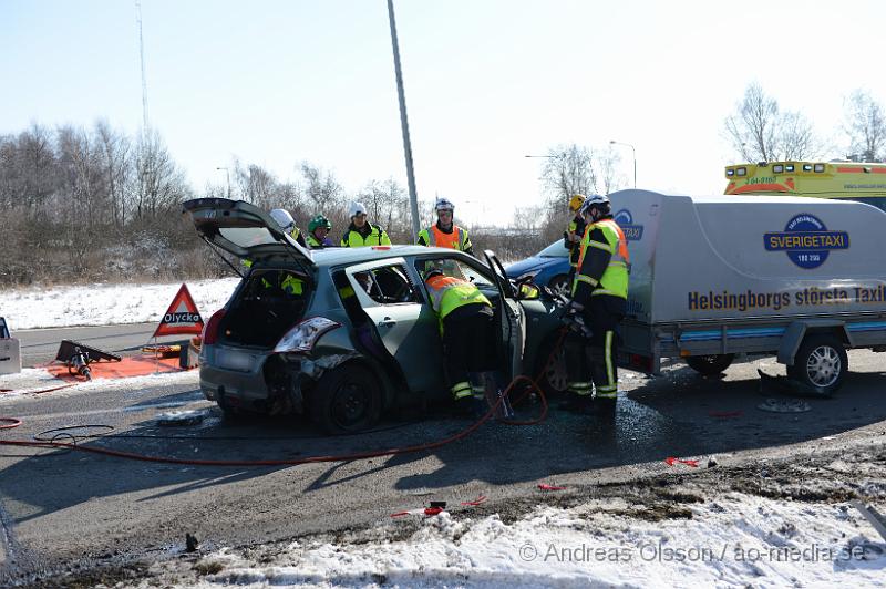 DSC_4775.JPG - Vid 12.15 tiden larmades räddningstjänst, ambulans och polis till hjortshögsvägen där två personbilar kolliderat, räddningstjänsten fick klippa upp taket på ena bilen för att ta ut föraren säkert, oklart vilka skador dem inblandade fått. Begränsad framkomlighet på platsen under räddning och bärgnings arbetet.