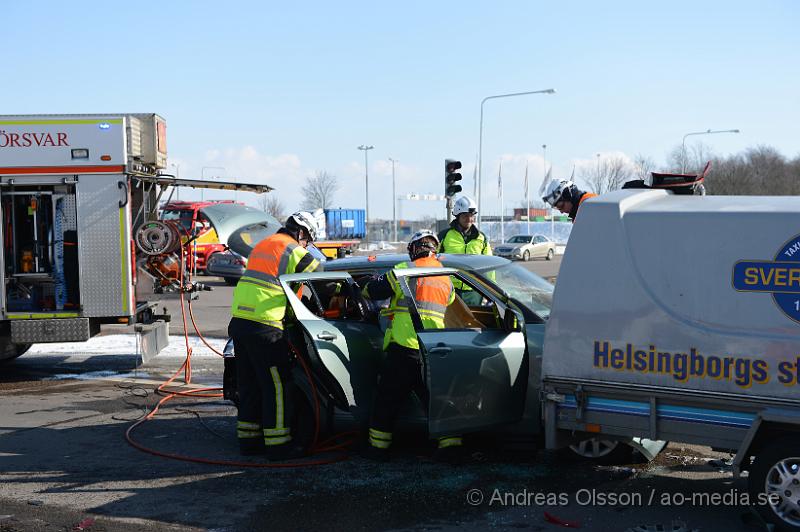 DSC_4779.JPG - Vid 12.15 tiden larmades räddningstjänst, ambulans och polis till hjortshögsvägen där två personbilar kolliderat, räddningstjänsten fick klippa upp taket på ena bilen för att ta ut föraren säkert, oklart vilka skador dem inblandade fått. Begränsad framkomlighet på platsen under räddning och bärgnings arbetet.