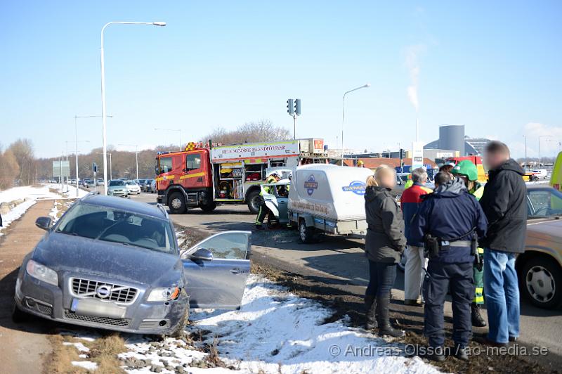 DSC_4781.JPG - Vid 12.15 tiden larmades räddningstjänst, ambulans och polis till hjortshögsvägen där två personbilar kolliderat, räddningstjänsten fick klippa upp taket på ena bilen för att ta ut föraren säkert, oklart vilka skador dem inblandade fått. Begränsad framkomlighet på platsen under räddning och bärgnings arbetet.