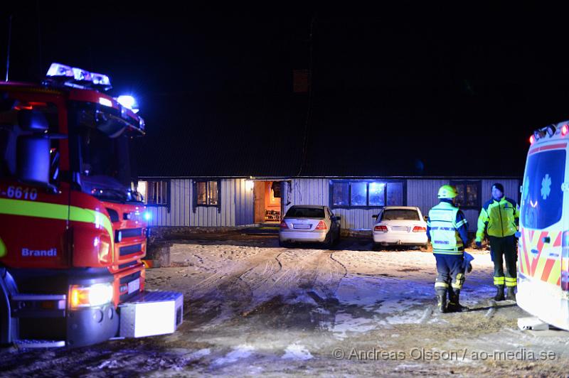 DSC_4936.JPG - Strax innan 23 larmades räddningstjänsten från Klippan och Ljungbyhed samt ambulansen till en adress i Linneröd utanför Klippan där det ska brinna i ett kök i en villa. Väl på plats hade de boende i villan fått ut fläkten där branden började och släckt ner det mesta av branden. Räddningstjänsten kontrollerade så branden inte spridit sig och vädrade ut lite rök. Ingen person ska ha kommit till skada.