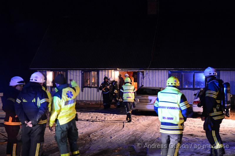 DSC_4938.JPG - Strax innan 23 larmades räddningstjänsten från Klippan och Ljungbyhed samt ambulansen till en adress i Linneröd utanför Klippan där det ska brinna i ett kök i en villa. Väl på plats hade de boende i villan fått ut fläkten där branden började och släckt ner det mesta av branden. Räddningstjänsten kontrollerade så branden inte spridit sig och vädrade ut lite rök. Ingen person ska ha kommit till skada.