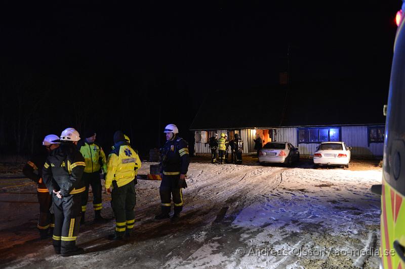 DSC_4941.JPG - Strax innan 23 larmades räddningstjänsten från Klippan och Ljungbyhed samt ambulansen till en adress i Linneröd utanför Klippan där det ska brinna i ett kök i en villa. Väl på plats hade de boende i villan fått ut fläkten där branden började och släckt ner det mesta av branden. Räddningstjänsten kontrollerade så branden inte spridit sig och vädrade ut lite rök. Ingen person ska ha kommit till skada.