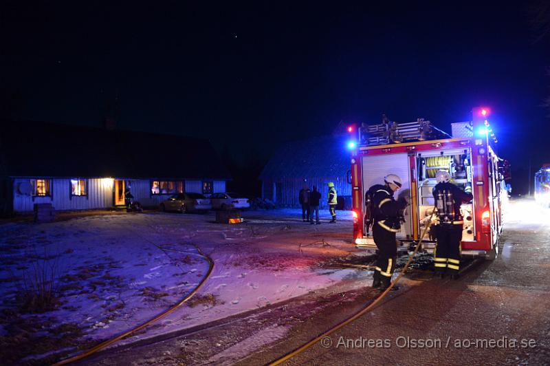 DSC_4944.JPG - Strax innan 23 larmades räddningstjänsten från Klippan och Ljungbyhed samt ambulansen till en adress i Linneröd utanför Klippan där det ska brinna i ett kök i en villa. Väl på plats hade de boende i villan fått ut fläkten där branden började och släckt ner det mesta av branden. Räddningstjänsten kontrollerade så branden inte spridit sig och vädrade ut lite rök. Ingen person ska ha kommit till skada.