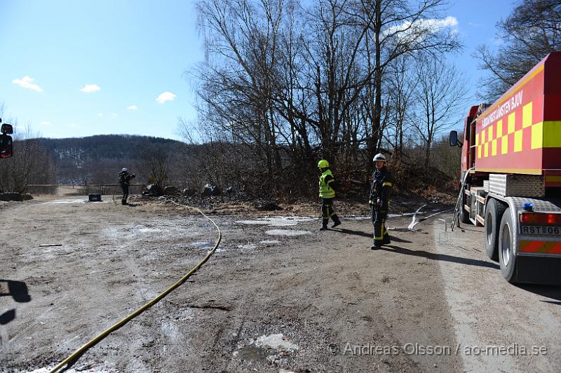DSC_4945.JPG - Strax innan klockan 12 larmades räddningstjänsten samt polis till en gräsbrand strax utanför klippan. En yta på ca 20x40 meter med torrt gräs å träd brann. Räddningstjänsten fick snabbt kontroll över branden och den kunde snabbt släckas ner. Oklart hur branden startat.