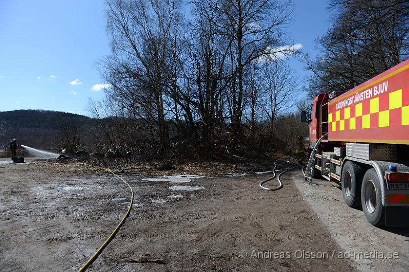 DSC_4947.JPG - Strax innan klockan 12 larmades räddningstjänsten samt polis till en gräsbrand strax utanför klippan. En yta på ca 20x40 meter med torrt gräs å träd brann. Räddningstjänsten fick snabbt kontroll över branden och den kunde snabbt släckas ner. Oklart hur branden startat.