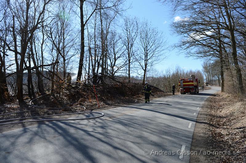 DSC_4949.JPG - Strax innan klockan 12 larmades räddningstjänsten samt polis till en gräsbrand strax utanför klippan. En yta på ca 20x40 meter med torrt gräs å träd brann. Räddningstjänsten fick snabbt kontroll över branden och den kunde snabbt släckas ner. Oklart hur branden startat.