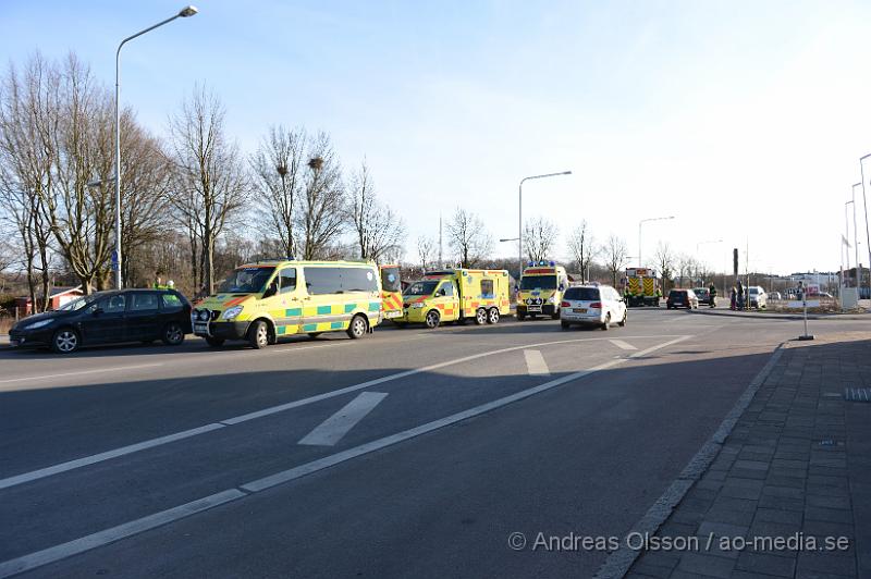DSC_4965.JPG - Strax innan kl 18 larmades räddningstjänst, ambulans och polis till en trafikolycka i Helsingborg där två personbilar kolliderat. Det var en mindre sammanstötning. Viss trafikstörning under räddningsarbetet. Oklart om någon skadades i olyckan.