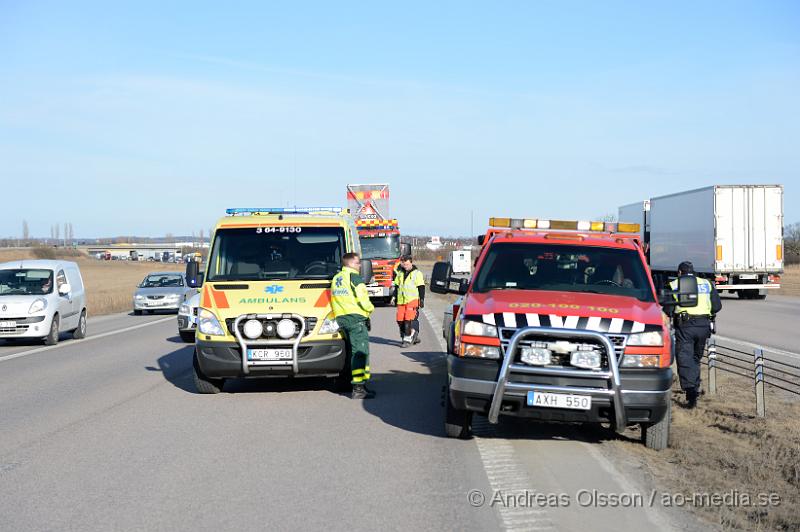 DSC_4960.JPG - Strax efter 17 larmades räddningstjänst, ambulans och polis till E4an strax utanför Hyllinge där en personbil kolliderat med mitträcket. Ett körfält va avstängt under räddnings och bärgningsarbetet. Oklart om någon skadats i olyckan.