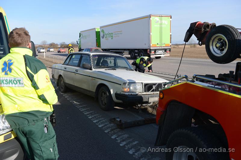 DSC_4961.JPG - Strax efter 17 larmades räddningstjänst, ambulans och polis till E4an strax utanför Hyllinge där en personbil kolliderat med mitträcket. Ett körfält va avstängt under räddnings och bärgningsarbetet. Oklart om någon skadats i olyckan.