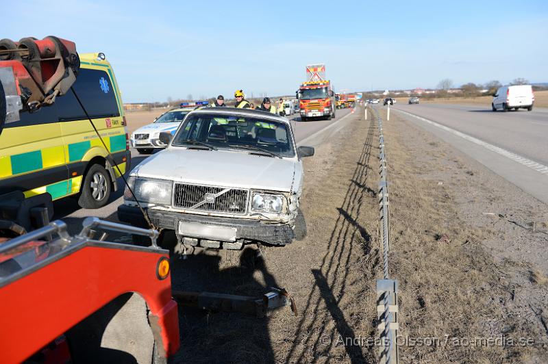 DSC_4963.JPG - Strax efter 17 larmades räddningstjänst, ambulans och polis till E4an strax utanför Hyllinge där en personbil kolliderat med mitträcket. Ett körfält va avstängt under räddnings och bärgningsarbetet. Oklart om någon skadats i olyckan.