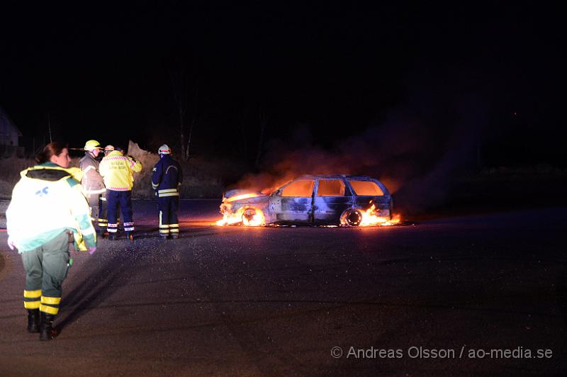 DSC_4970.JPG - Strax efter 04 på morgonen såg vittnen någon köra en bil vid sidan av väg 21 intill grustäkten vid Kvidinge och ställa bilen vid en större asfalterad plan, strax därefter började bilen brinna. Räddningstjänsten larmades till platsen samt polis, när dessa var på plats var där inga personer i närheten.