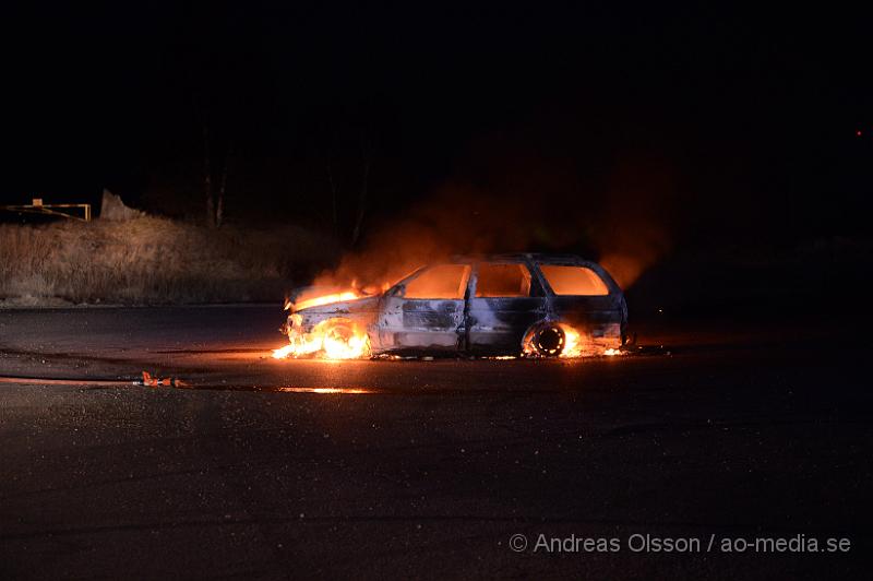 DSC_4972.JPG - Strax efter 04 på morgonen såg vittnen någon köra en bil vid sidan av väg 21 intill grustäkten vid Kvidinge och ställa bilen vid en större asfalterad plan, strax därefter började bilen brinna. Räddningstjänsten larmades till platsen samt polis, när dessa var på plats var där inga personer i närheten.