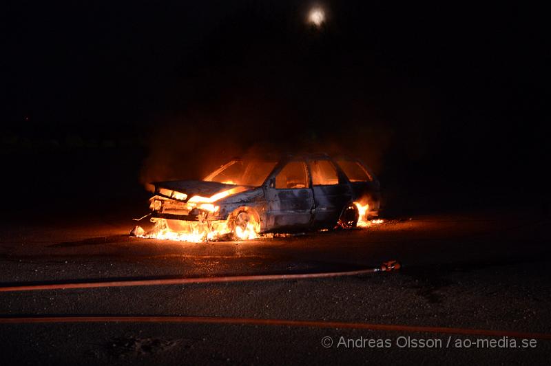 DSC_4973.JPG - Strax efter 04 på morgonen såg vittnen någon köra en bil vid sidan av väg 21 intill grustäkten vid Kvidinge och ställa bilen vid en större asfalterad plan, strax därefter började bilen brinna. Räddningstjänsten larmades till platsen samt polis, när dessa var på plats var där inga personer i närheten.