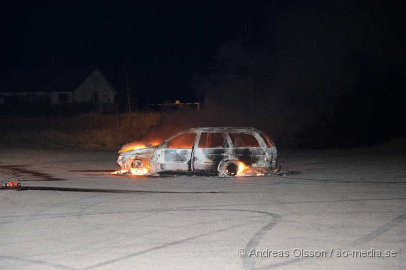 DSC_4974.JPG - Strax efter 04 på morgonen såg vittnen någon köra en bil vid sidan av väg 21 intill grustäkten vid Kvidinge och ställa bilen vid en större asfalterad plan, strax därefter började bilen brinna. Räddningstjänsten larmades till platsen samt polis, när dessa var på plats var där inga personer i närheten.