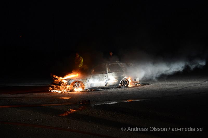 DSC_4975.JPG - Strax efter 04 på morgonen såg vittnen någon köra en bil vid sidan av väg 21 intill grustäkten vid Kvidinge och ställa bilen vid en större asfalterad plan, strax därefter började bilen brinna. Räddningstjänsten larmades till platsen samt polis, när dessa var på plats var där inga personer i närheten.