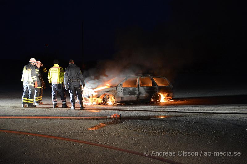 DSC_4977.JPG - Strax efter 04 på morgonen såg vittnen någon köra en bil vid sidan av väg 21 intill grustäkten vid Kvidinge och ställa bilen vid en större asfalterad plan, strax därefter började bilen brinna. Räddningstjänsten larmades till platsen samt polis, när dessa var på plats var där inga personer i närheten.