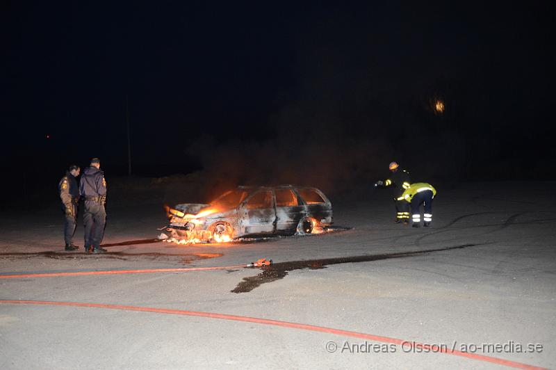 DSC_4981.JPG - Strax efter 04 på morgonen såg vittnen någon köra en bil vid sidan av väg 21 intill grustäkten vid Kvidinge och ställa bilen vid en större asfalterad plan, strax därefter började bilen brinna. Räddningstjänsten larmades till platsen samt polis, när dessa var på plats var där inga personer i närheten.