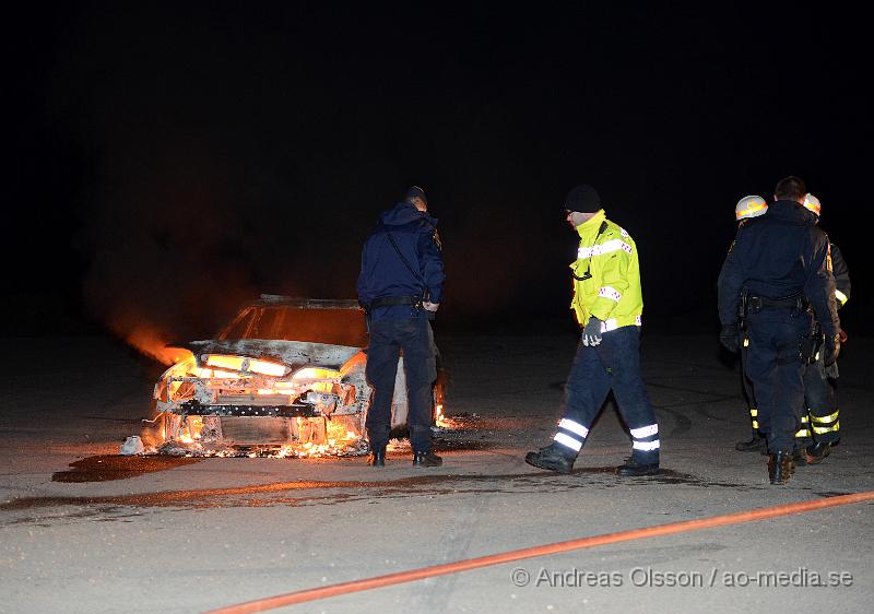 DSC_4982.JPG - Strax efter 04 på morgonen såg vittnen någon köra en bil vid sidan av väg 21 intill grustäkten vid Kvidinge och ställa bilen vid en större asfalterad plan, strax därefter började bilen brinna. Räddningstjänsten larmades till platsen samt polis, när dessa var på plats var där inga personer i närheten.