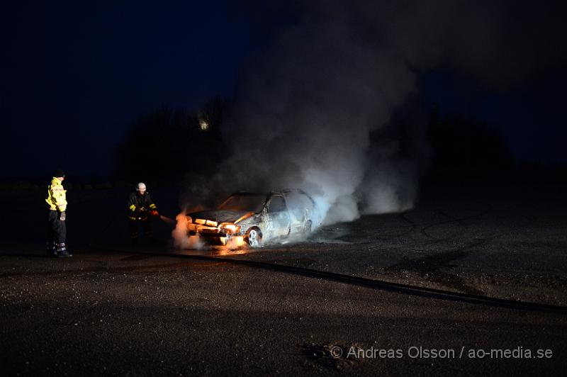 DSC_4985.JPG - Strax efter 04 på morgonen såg vittnen någon köra en bil vid sidan av väg 21 intill grustäkten vid Kvidinge och ställa bilen vid en större asfalterad plan, strax därefter började bilen brinna. Räddningstjänsten larmades till platsen samt polis, när dessa var på plats var där inga personer i närheten.