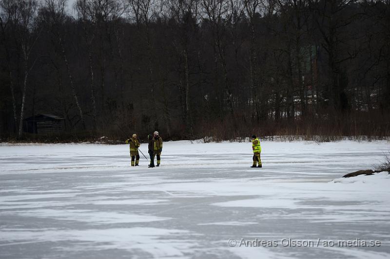 DSC_4988.JPG - Vid lunchtid gick en bil genom isen på hjälmsjön. En person var ute och körde på isen när isen brast ca 20-25 meter från stranden och bilen började sjunka. Två personer kunde ta sig ut och se sin bil sjunka till botten. Ingen person skadades. Men räddningsdykare från Helsingborg kom till platsen för att kontrollera bilen.