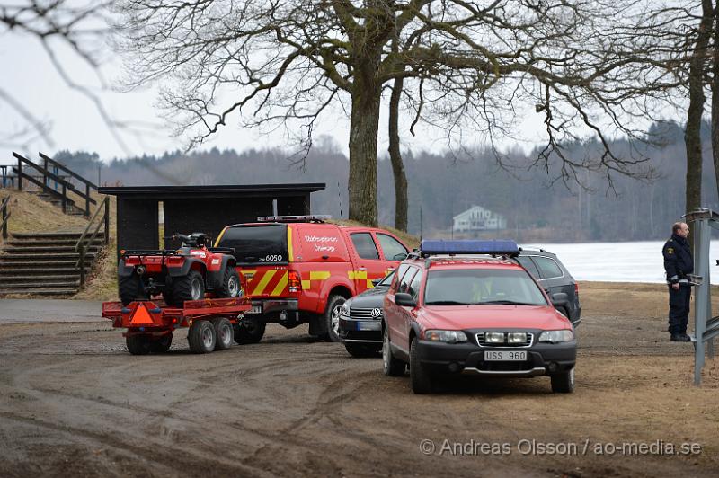 DSC_4991.JPG - Vid lunchtid gick en bil genom isen på hjälmsjön. En person var ute och körde på isen när isen brast ca 20-25 meter från stranden och bilen började sjunka. Två personer kunde ta sig ut och se sin bil sjunka till botten. Ingen person skadades. Men räddningsdykare från Helsingborg kom till platsen för att kontrollera bilen.