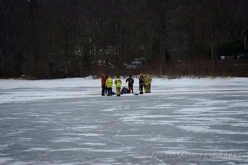 DSC_4997.JPG - Vid lunchtid gick en bil genom isen på hjälmsjön. En person var ute och körde på isen när isen brast ca 20-25 meter från stranden och bilen började sjunka. Två personer kunde ta sig ut och se sin bil sjunka till botten. Ingen person skadades. Men räddningsdykare från Helsingborg kom till platsen för att kontrollera bilen.