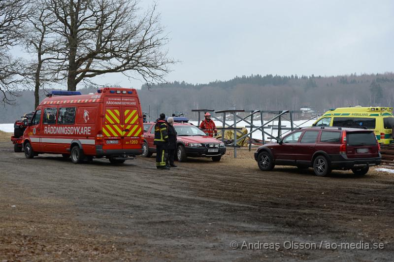 DSC_4999.JPG - Vid lunchtid gick en bil genom isen på hjälmsjön. En person var ute och körde på isen när isen brast ca 20-25 meter från stranden och bilen började sjunka. Två personer kunde ta sig ut och se sin bil sjunka till botten. Ingen person skadades. Men räddningsdykare från Helsingborg kom till platsen för att kontrollera bilen.