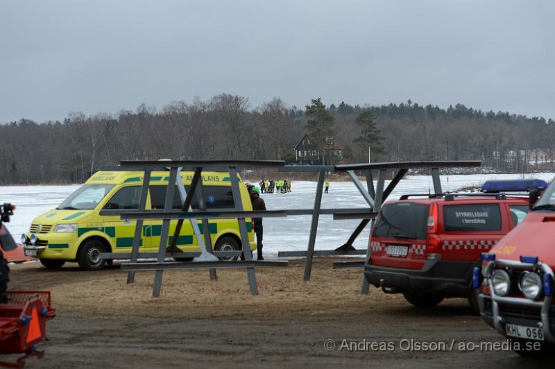 DSC_5001.JPG - Vid lunchtid gick en bil genom isen på hjälmsjön. En person var ute och körde på isen när isen brast ca 20-25 meter från stranden och bilen började sjunka. Två personer kunde ta sig ut och se sin bil sjunka till botten. Ingen person skadades. Men räddningsdykare från Helsingborg kom till platsen för att kontrollera bilen.