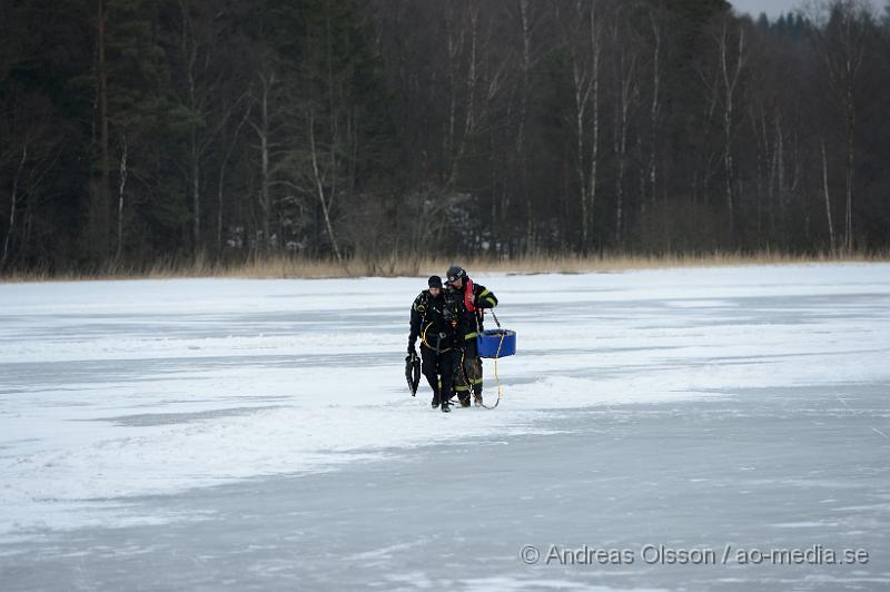 DSC_5004.JPG - Vid lunchtid gick en bil genom isen på hjälmsjön. En person var ute och körde på isen när isen brast ca 20-25 meter från stranden och bilen började sjunka. Två personer kunde ta sig ut och se sin bil sjunka till botten. Ingen person skadades. Men räddningsdykare från Helsingborg kom till platsen för att kontrollera bilen.