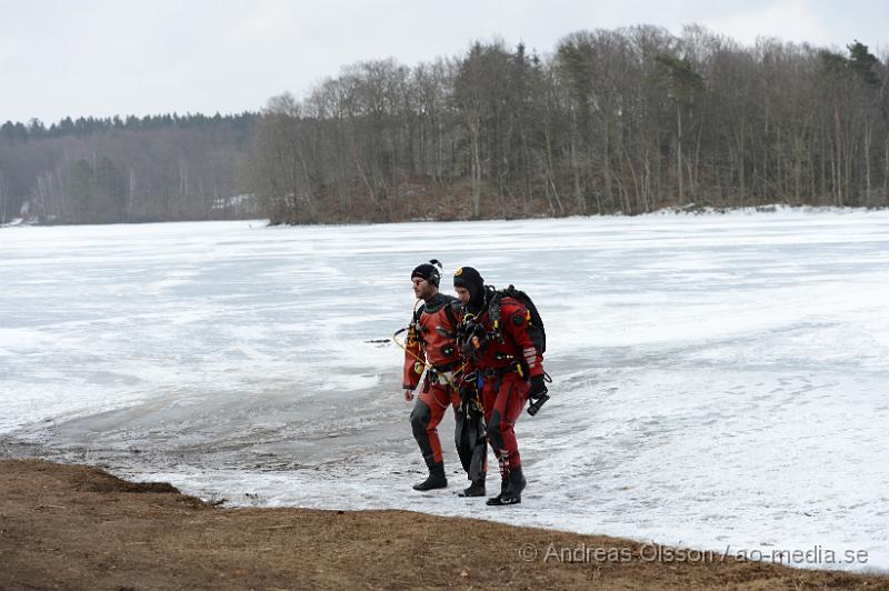 DSC_5007.JPG - Vid lunchtid gick en bil genom isen på hjälmsjön. En person var ute och körde på isen när isen brast ca 20-25 meter från stranden och bilen började sjunka. Två personer kunde ta sig ut och se sin bil sjunka till botten. Ingen person skadades. Men räddningsdykare från Helsingborg kom till platsen för att kontrollera bilen.