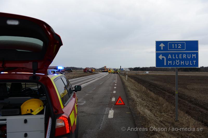 DSC_5013.JPG - Strax efter 16 larmades räddningstjänst, ambulans och polis till väg 112 utanför Jonstorp där två personbilar kolliderat i en korsning. Den ena bilen fick klippas upp för att man på ett säkert sätt skulle få ut dem två i bilen. Minst två personer fördes till sjukhus med ambulans med oklara skador. Vägen var helt avstängd under räddnings och bärgningsarbetet.