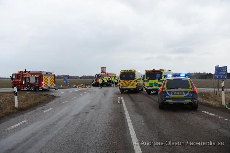 DSC_5015.JPG - Strax efter 16 larmades räddningstjänst, ambulans och polis till väg 112 utanför Jonstorp där två personbilar kolliderat i en korsning. Den ena bilen fick klippas upp för att man på ett säkert sätt skulle få ut dem två i bilen. Minst två personer fördes till sjukhus med ambulans med oklara skador. Vägen var helt avstängd under räddnings och bärgningsarbetet.