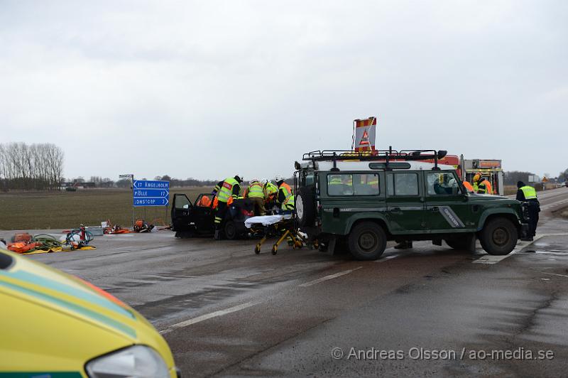 DSC_5016.JPG - Strax efter 16 larmades räddningstjänst, ambulans och polis till väg 112 utanför Jonstorp där två personbilar kolliderat i en korsning. Den ena bilen fick klippas upp för att man på ett säkert sätt skulle få ut dem två i bilen. Minst två personer fördes till sjukhus med ambulans med oklara skador. Vägen var helt avstängd under räddnings och bärgningsarbetet.