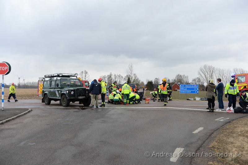 DSC_5018.JPG - Strax efter 16 larmades räddningstjänst, ambulans och polis till väg 112 utanför Jonstorp där två personbilar kolliderat i en korsning. Den ena bilen fick klippas upp för att man på ett säkert sätt skulle få ut dem två i bilen. Minst två personer fördes till sjukhus med ambulans med oklara skador. Vägen var helt avstängd under räddnings och bärgningsarbetet.