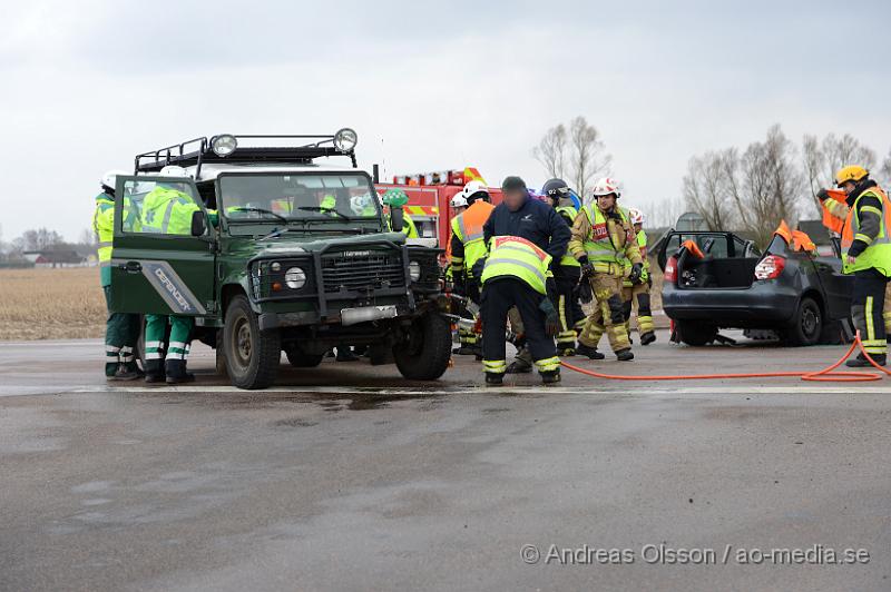 DSC_5020.JPG - Strax efter 16 larmades räddningstjänst, ambulans och polis till väg 112 utanför Jonstorp där två personbilar kolliderat i en korsning. Den ena bilen fick klippas upp för att man på ett säkert sätt skulle få ut dem två i bilen. Minst två personer fördes till sjukhus med ambulans med oklara skador. Vägen var helt avstängd under räddnings och bärgningsarbetet.