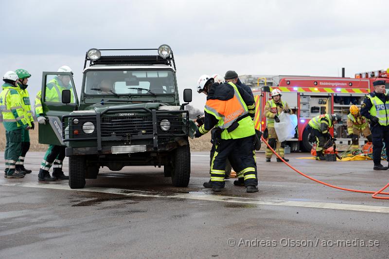 DSC_5021.JPG - Strax efter 16 larmades räddningstjänst, ambulans och polis till väg 112 utanför Jonstorp där två personbilar kolliderat i en korsning. Den ena bilen fick klippas upp för att man på ett säkert sätt skulle få ut dem två i bilen. Minst två personer fördes till sjukhus med ambulans med oklara skador. Vägen var helt avstängd under räddnings och bärgningsarbetet.