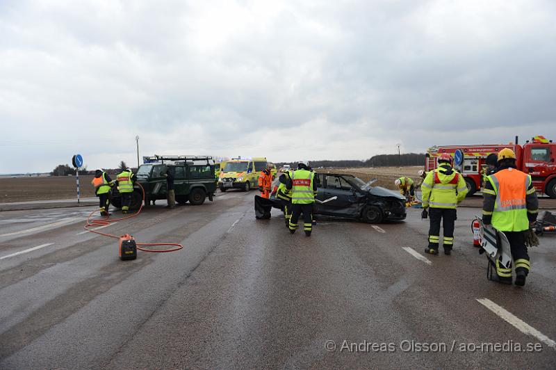 DSC_5023.JPG - Strax efter 16 larmades räddningstjänst, ambulans och polis till väg 112 utanför Jonstorp där två personbilar kolliderat i en korsning. Den ena bilen fick klippas upp för att man på ett säkert sätt skulle få ut dem två i bilen. Minst två personer fördes till sjukhus med ambulans med oklara skador. Vägen var helt avstängd under räddnings och bärgningsarbetet.