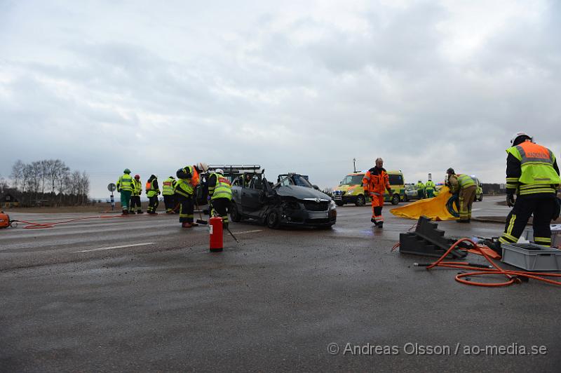 DSC_5024.JPG - Strax efter 16 larmades räddningstjänst, ambulans och polis till väg 112 utanför Jonstorp där två personbilar kolliderat i en korsning. Den ena bilen fick klippas upp för att man på ett säkert sätt skulle få ut dem två i bilen. Minst två personer fördes till sjukhus med ambulans med oklara skador. Vägen var helt avstängd under räddnings och bärgningsarbetet.