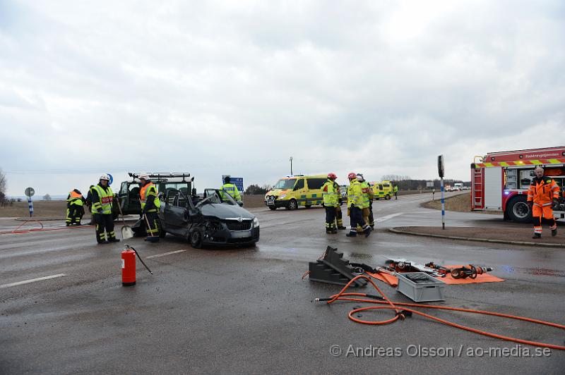 DSC_5026.JPG - Strax efter 16 larmades räddningstjänst, ambulans och polis till väg 112 utanför Jonstorp där två personbilar kolliderat i en korsning. Den ena bilen fick klippas upp för att man på ett säkert sätt skulle få ut dem två i bilen. Minst två personer fördes till sjukhus med ambulans med oklara skador. Vägen var helt avstängd under räddnings och bärgningsarbetet.