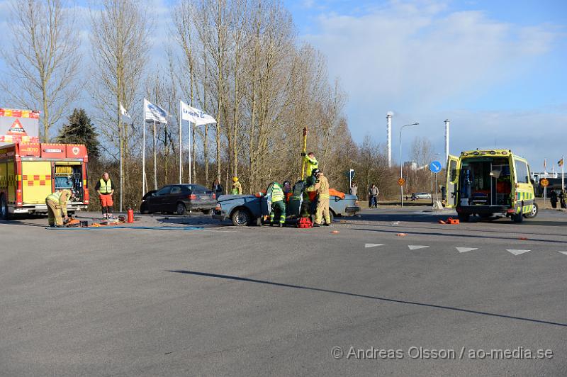 DSC_5058.JPG - Vid 17,30 larmades räddningstjänst, ambulans och polis till en trafikolycka där två personbilar hade kolliderat vid en korsning på Kungsgårdsvägen utanför Bjuv. Ena bilen fick klippas upp för att man säkert skulle få ut föraren av bilen. Vägen var helt avstängd under räddnings och bärgningsarbetet. Oklart vilka skador dem inblandade fått. Minst en person fördes med ambulans till sjukhus.