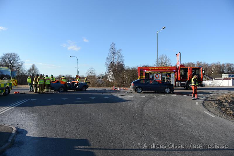 DSC_5062.JPG - Vid 17,30 larmades räddningstjänst, ambulans och polis till en trafikolycka där två personbilar hade kolliderat vid en korsning på Kungsgårdsvägen utanför Bjuv. Ena bilen fick klippas upp för att man säkert skulle få ut föraren av bilen. Vägen var helt avstängd under räddnings och bärgningsarbetet. Oklart vilka skador dem inblandade fått. Minst en person fördes med ambulans till sjukhus.