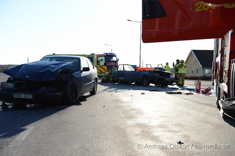 DSC_5064.JPG - Vid 17,30 larmades räddningstjänst, ambulans och polis till en trafikolycka där två personbilar hade kolliderat vid en korsning på Kungsgårdsvägen utanför Bjuv. Ena bilen fick klippas upp för att man säkert skulle få ut föraren av bilen. Vägen var helt avstängd under räddnings och bärgningsarbetet. Oklart vilka skador dem inblandade fått. Minst en person fördes med ambulans till sjukhus.