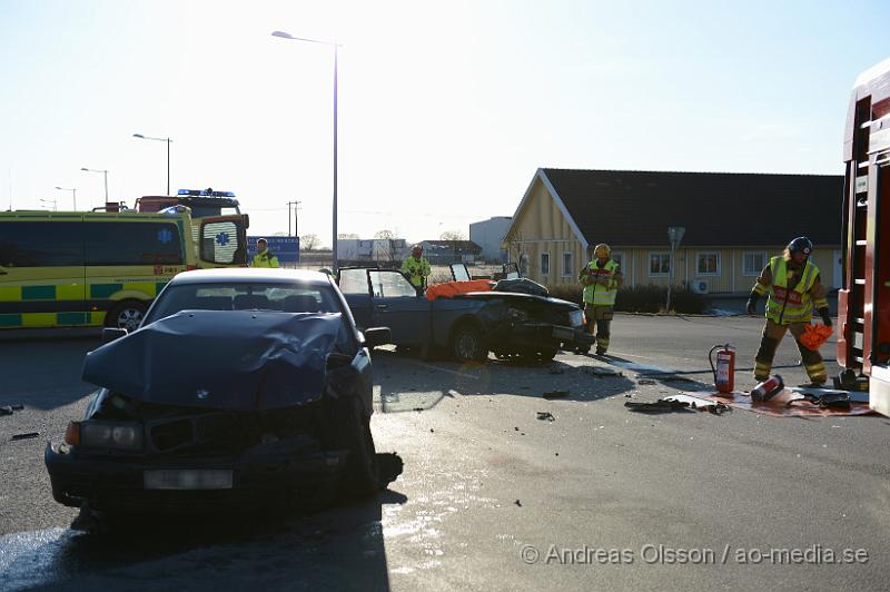 DSC_5067.JPG - Vid 17,30 larmades räddningstjänst, ambulans och polis till en trafikolycka där två personbilar hade kolliderat vid en korsning på Kungsgårdsvägen utanför Bjuv. Ena bilen fick klippas upp för att man säkert skulle få ut föraren av bilen. Vägen var helt avstängd under räddnings och bärgningsarbetet. Oklart vilka skador dem inblandade fått. Minst en person fördes med ambulans till sjukhus.