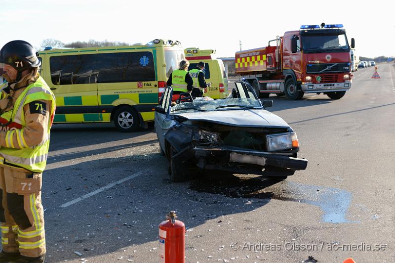 DSC_5071.JPG - Vid 17,30 larmades räddningstjänst, ambulans och polis till en trafikolycka där två personbilar hade kolliderat vid en korsning på Kungsgårdsvägen utanför Bjuv. Ena bilen fick klippas upp för att man säkert skulle få ut föraren av bilen. Vägen var helt avstängd under räddnings och bärgningsarbetet. Oklart vilka skador dem inblandade fått. Minst en person fördes med ambulans till sjukhus.