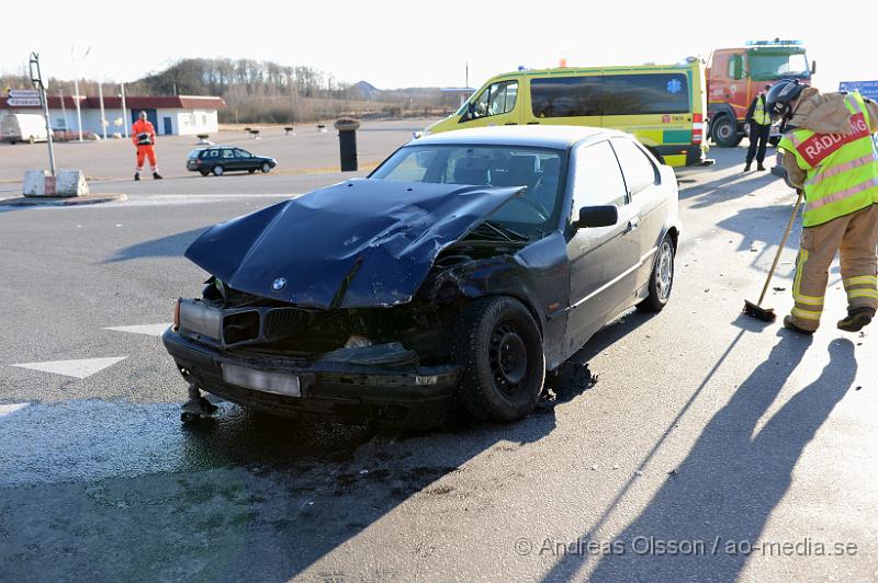 DSC_5072.JPG - Vid 17,30 larmades räddningstjänst, ambulans och polis till en trafikolycka där två personbilar hade kolliderat vid en korsning på Kungsgårdsvägen utanför Bjuv. Ena bilen fick klippas upp för att man säkert skulle få ut föraren av bilen. Vägen var helt avstängd under räddnings och bärgningsarbetet. Oklart vilka skador dem inblandade fått. Minst en person fördes med ambulans till sjukhus.