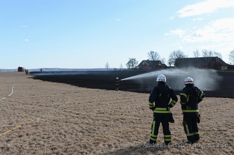 DSC_5075.JPG - Vid 16.30 larmades räddningstjänsten från Klippan och Åstorp till en gräsbrand strax utanfär Östra Ljungby. Man hade eldat gräs men tappat kontrollen över branden som snabbt spred sig. Ett par hundra kvm gräs brann men man fick snabbt kontroll över branden och ingen person ska ha kommit till skada.