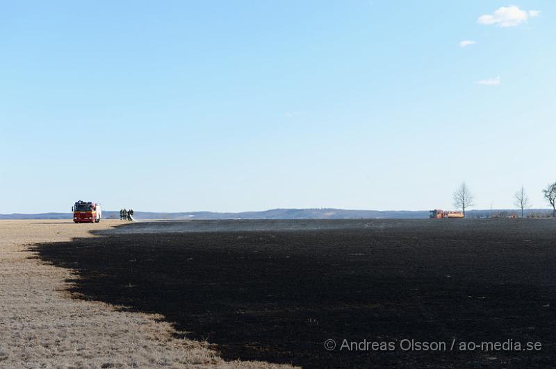 DSC_5078.JPG - Vid 16.30 larmades räddningstjänsten från Klippan och Åstorp till en gräsbrand strax utanfär Östra Ljungby. Man hade eldat gräs men tappat kontrollen över branden som snabbt spred sig. Ett par hundra kvm gräs brann men man fick snabbt kontroll över branden och ingen person ska ha kommit till skada.