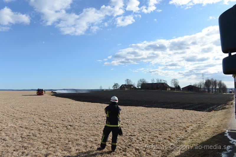 DSC_5086.JPG - Vid 16.30 larmades räddningstjänsten från Klippan och Åstorp till en gräsbrand strax utanfär Östra Ljungby. Man hade eldat gräs men tappat kontrollen över branden som snabbt spred sig. Ett par hundra kvm gräs brann men man fick snabbt kontroll över branden och ingen person ska ha kommit till skada.