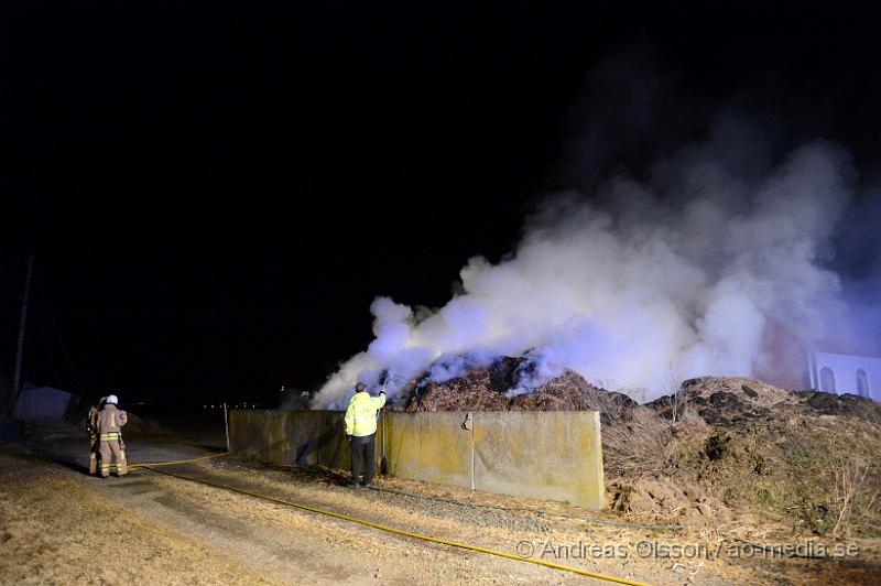 DSC_5094.JPG - Vid 22.30 larmades en större räddningsstyrka från Ängelholm med förstärkning från bla Åstorp och Helsingborg till en gård strax utanför Spannarp. Enligt uppgifter till SOS skulle det brinna kraftigt i ett stall där det fanns hästar men när första räddningsstyrkorna kom till platsen var det en gödselhög som brann. Det var grannar som sett lågor och kraftig rökutveckling vid stallet och larmat SOS. Övriga räddningssyrkor kunde vändas innan dem kom fram till platsen och räddningstjänsten från ängelholm tog hand om släckningen som tog ett par timmar och man tog även hjälp av bondes traktor för att sprida ut gödseln. Ingen kom till skada i branden, hur branden startat är oklart.